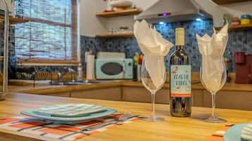 Kühlschrank, Mikrowelle, Herdplatte, Wasserkocher mit Kaffee-/Teezubehör