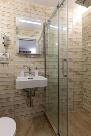 Dusj, hårføner og håndklær