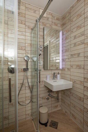 Douche, sèche-cheveux, serviettes fournies