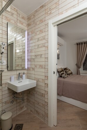 Dusche, Haartrockner, Handtücher