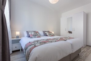 4 bedrooms, WiFi, bed sheets