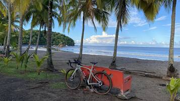 Beach nearby, sun loungers, beach towels