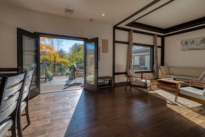 Books - Joy Cottage - 3 Bedroom/3 Bath - Waterfront Property on Buddhist Temple Grounds (Leeds)