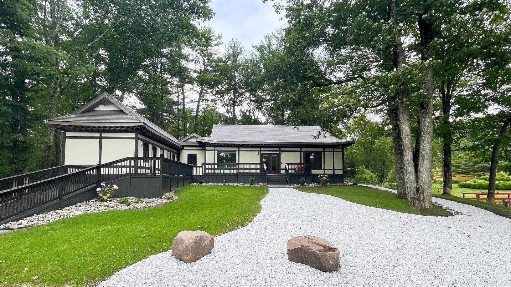 Joy Cottage - 5 Bedroom/ 5 Bath - Waterfront Property on Buddhist Temple Grounds