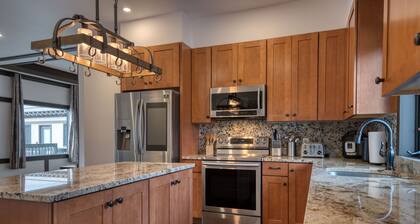 Joy Cottage - 3 Bedroom/3 Bath - Waterfront Property on Buddhist Temple Grounds