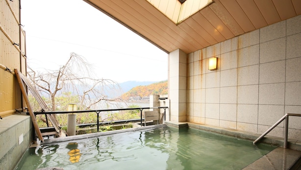 A traditional Japanese onsen with a view of autumn foliage. - Hotel Koryu (Fujikawaguchiko)