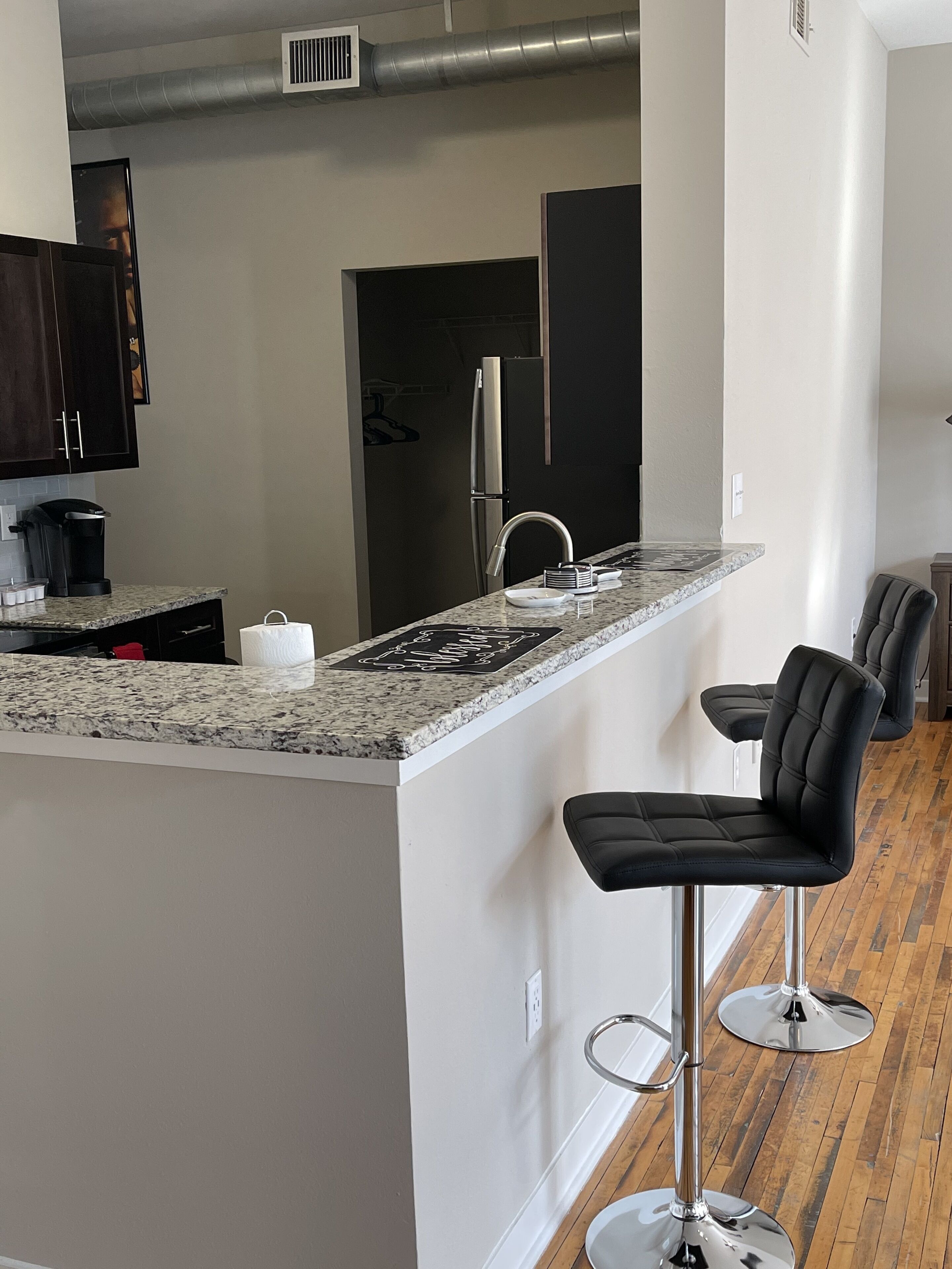 冷蔵庫、電子レンジ、オーブン、コンロ