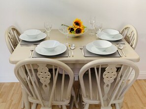 Dining - A lovely holiday cottage located in the delightful village of Edzell (Edzell)