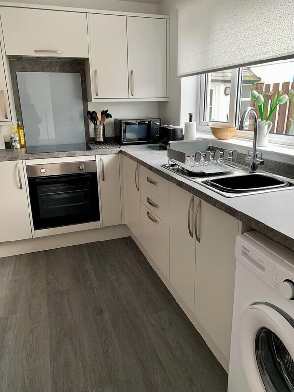 Fridge, microwave, oven, coffee/tea maker