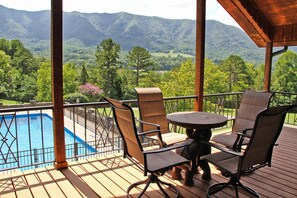 Outdoor dining - PRIVATE POOL! STUNNING VIEWS! PREMIER Family Lodge on 50 acres in the Smokies! (Townsend)