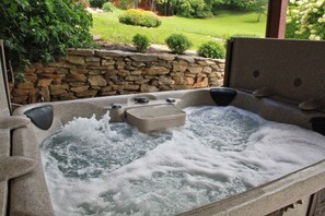 Outdoor spa tub - PRIVATE POOL! STUNNING VIEWS! PREMIER Family Lodge on 50 acres in the Smokies! (Townsend)