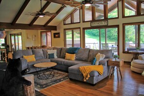 Smart TV, fireplace, DVD player - PRIVATE POOL! STUNNING VIEWS! PREMIER Family Lodge on 50 acres in the Smokies! (Townsend)