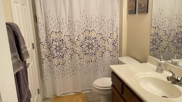 Kombinert dusj/badekar, håndklær, såpe og toalettpapir