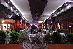 Outdoor dining - Hotel Magnolia (Tivat)