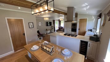 Apartemen Premium, ensuite | Tempat makan