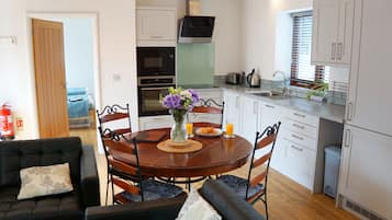 Luxury Apartment, Ensuite (The Parlour) | Private kitchen