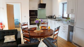 Luxury Apartment, Ensuite (The Parlour) | Private kitchen