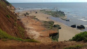 A coastal beach with rocky terrain and a clear view of the sea. - Courtbrook Farm Apartments (Exeter)