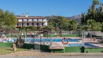 Una piscina al aire libre