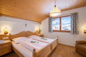 1 habitación, tabla de planchar con plancha y cuna de viaje 