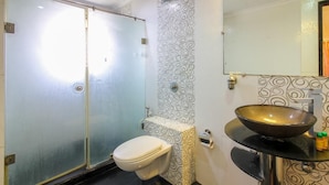 Un baño con inodoro, lavabo y ducha.