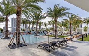 Pool - Lux Condo in the Heart of Midtown *FREE PARKING* (Miami)