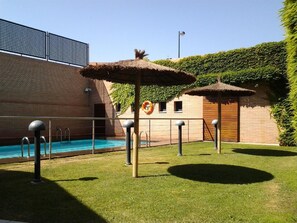 Una piscina al aire libre
