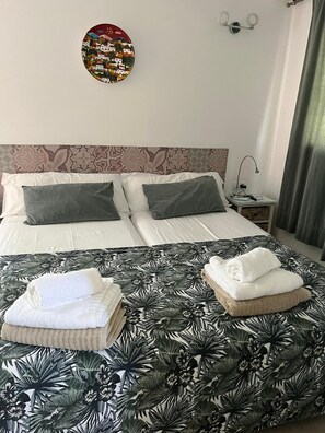 1 slaapkamer, een strijkplank/strijkijzer, gratis wifi, beddengoed