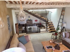 Télévision, chaîne hi-fi, espaces bureaux