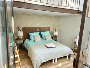 2 chambres, fer et planche à repasser, lit de bébé portatif