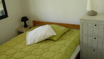 3 habitaciones, tabla de planchar con plancha y cuna de viaje