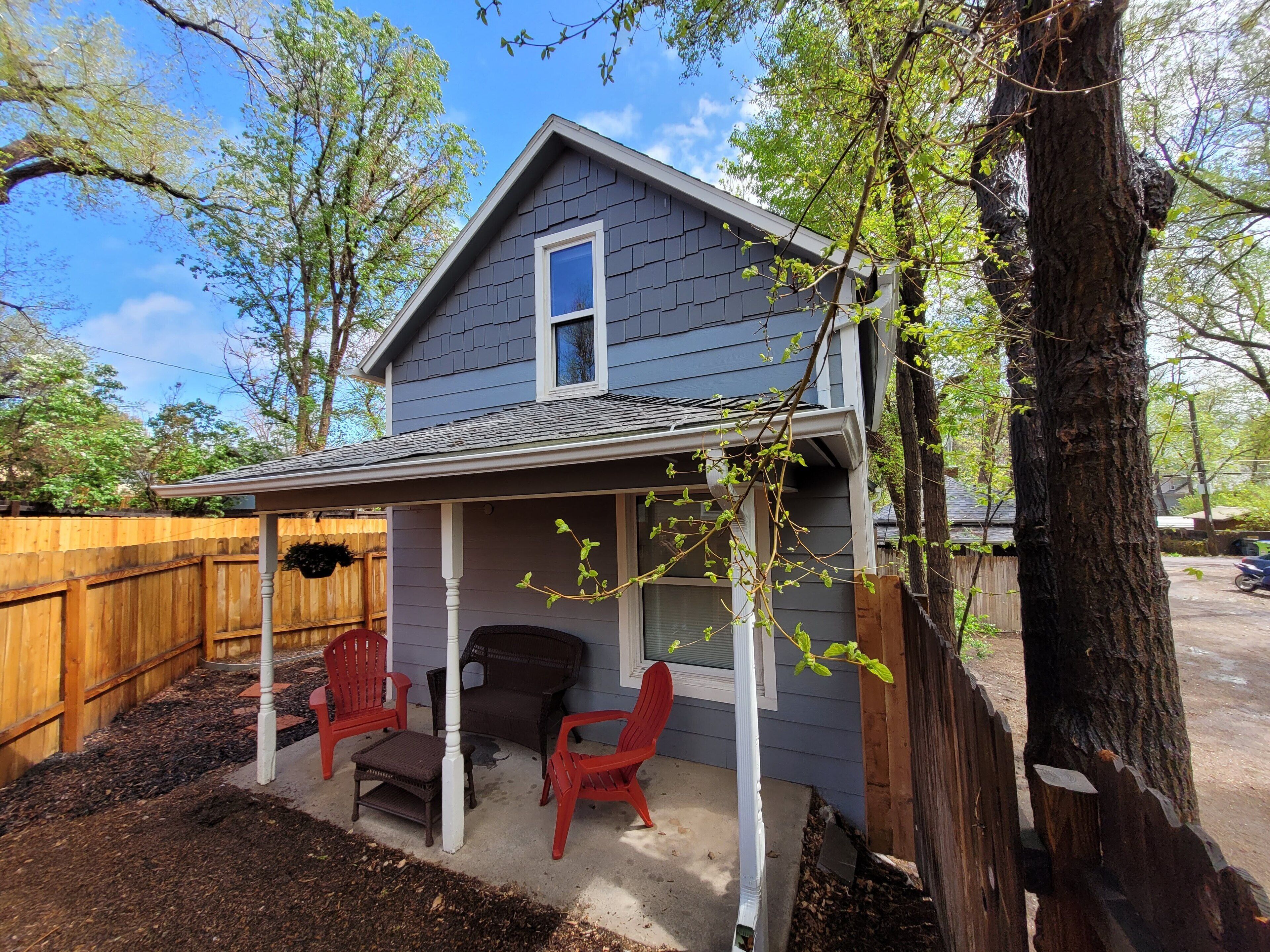 //VERN Cottage// Downtown, Walkable, Clean, Welcoming!!