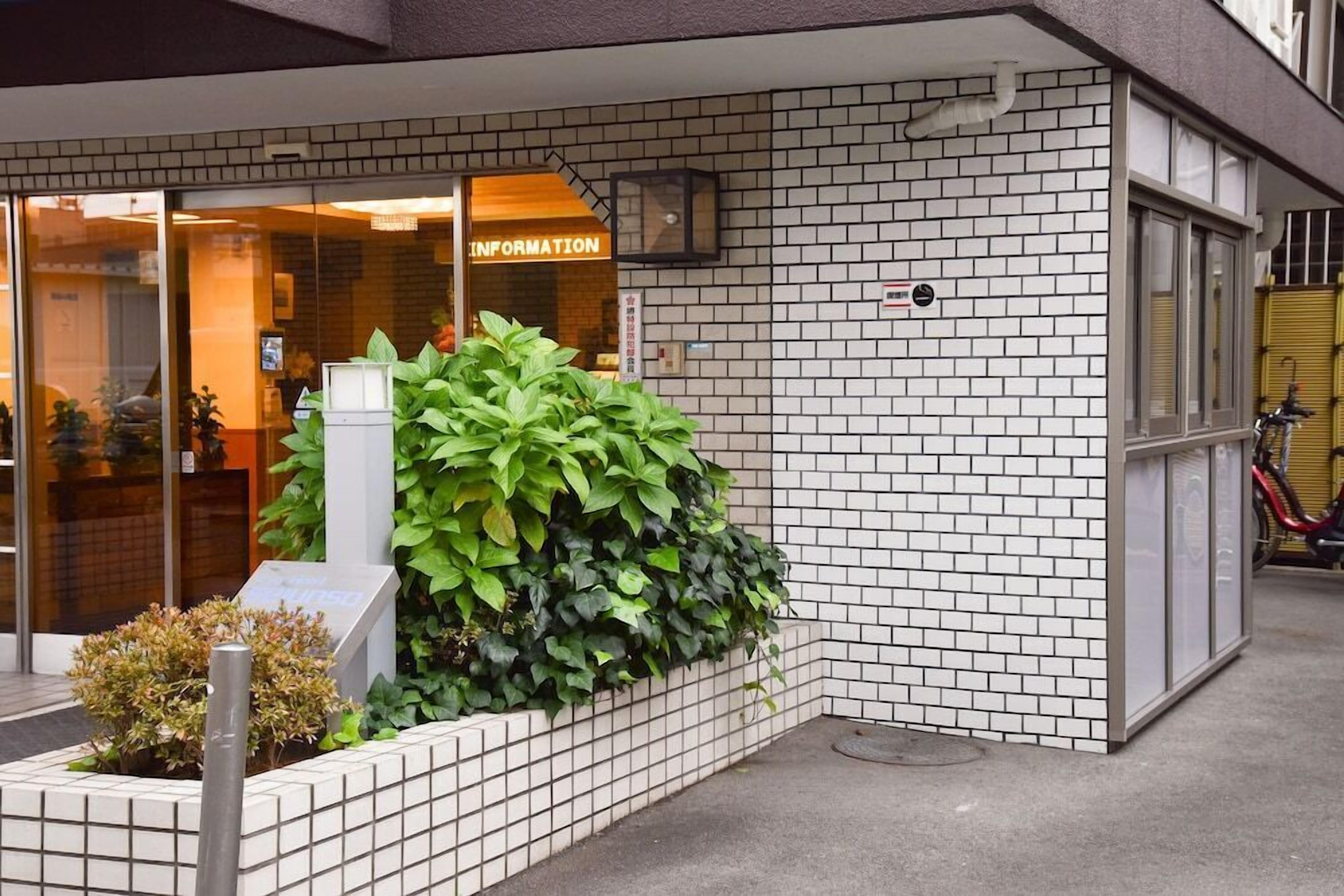 Un bâtiment dont la façade est recouverte de carreaux et sur lequel on peut lire l’inscription « RENSEIGNEMENTS ».