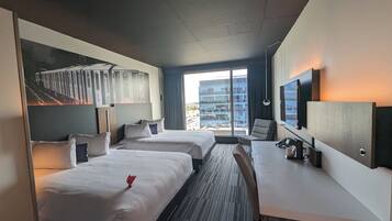 GRAND CONFORT 2 QUEENS | 1 bedroom, desk, blackout drapes, soundproofing