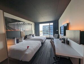 Desk, blackout curtains, soundproofing, iron/ironing board - Grand Times Hotel Laval - Centropolis (Laval)