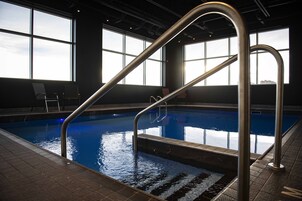 室内游泳池，07:00 至 22:00 开放，日光浴躺椅