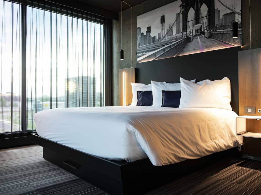 SUITE VERTIGE KING | Desk, blackout drapes, soundproofing, iron/ironing board