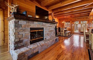 Interior - Great Peaks View☀ HotTub, Game room, Theater, 10 min to Parkway, Mountain Views (Sevierville)