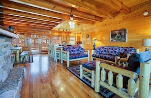Smart TV, fireplace, table football - Great Peaks View☀ HotTub, Game room, Theater, 10 min to Parkway, Mountain Views  (Sevierville)