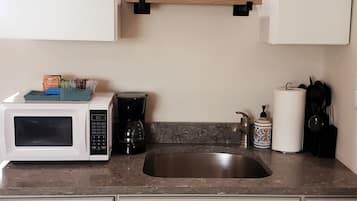 Mikrowelle, Wasserkocher mit Kaffee-/Teezubehör