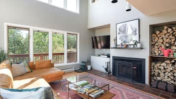 Smart TV, fireplace, books, offices