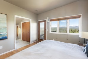 4 bedrooms, desk, iron/ironing board, free WiFi - Mountain Getaway w Hot Tub & Sauna. Dogs welcome! Close to Winter Park Skiing! (Tabernash)