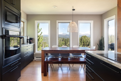 Mountain Getaway w Hot Tub & Sauna. Dogs welcome! Close to Winter Park Skiing!