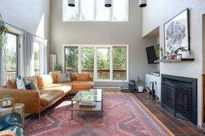 Smart TV, fireplace, books, music library - Mountain Getaway w Hot Tub & Sauna. Dogs welcome! Close to Winter Park Skiing! (Tabernash)