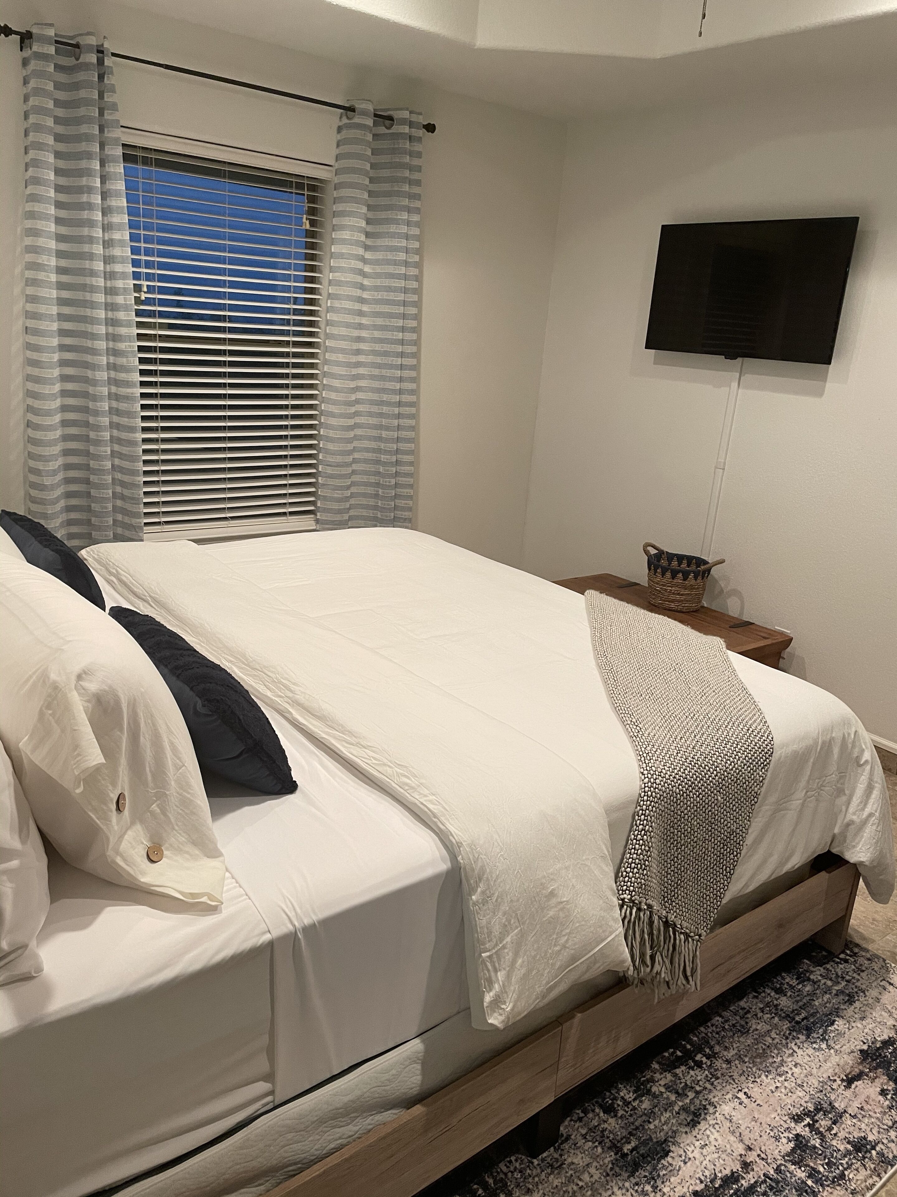 Pet Friendly & Close to Marina with a Lakeview