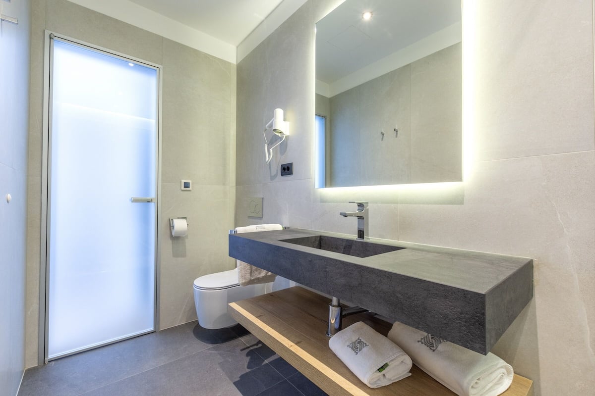 Chambre Double Deluxe, terrasse, vue mer | Salle de bain | Douche, sĂšche-cheveux, chaussons, serviettes fournies