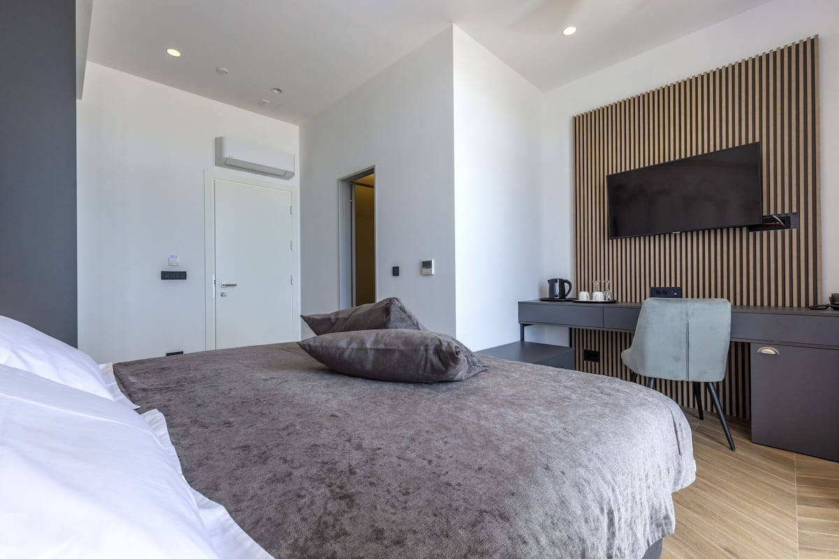 Chambre Double Deluxe, balcon, vue mer | Coffres-forts dans les chambres, bureau, fer et planche Ă repasser