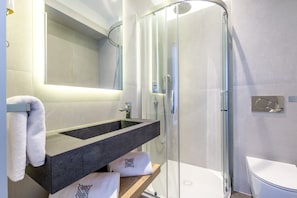 Dusche, Haartrockner, Hausschuhe, Handtücher