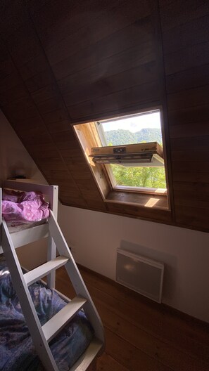 1 chambre, fer et planche à repasser, lit parapluie