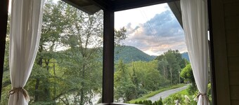 Charming Cottage- Away from it all on the river!